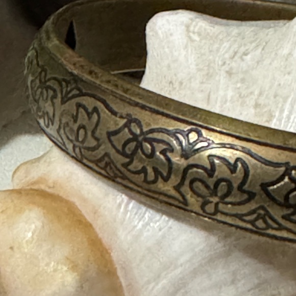 Vintage Damascene Etched Metal Bangle Style Bracelet-Brassy Tone - Picture 4 of 14